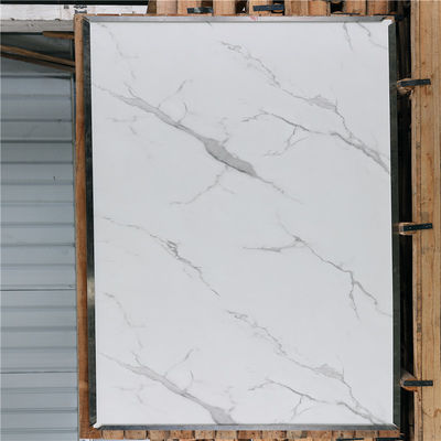 अच्छा दाम नकली लकड़ी के दाने सफेद रंग की स्टेनलेस लैमिनेट शीट दीवार के किनारे को सजाती हैं ऑनलाइन